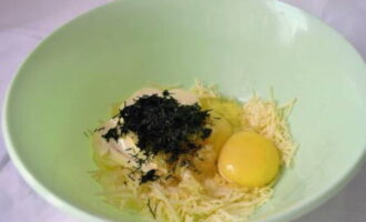 Afegiu l'all a la resta d'ingredients, juntament amb les herbes.