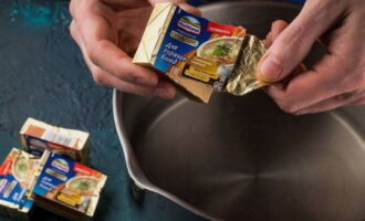 Water koken. Zout het en voeg stukjes smeltkaas toe. Kook de inhoud tot de kaas is opgelost.