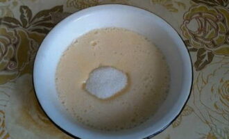 Afegiu el sucre i remeneu fins que es dissolgui.