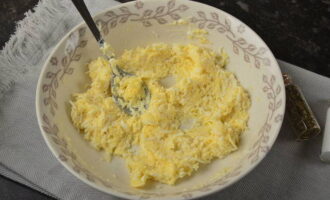 Bestrooi de vulling met kruiden en zout. Mayonaise toevoegen. Meng de ingrediënten in een kom met behulp van een lepel.