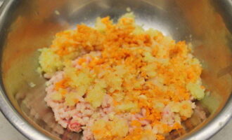 Skala löken och morötterna, skölj rotfrukten med rinnande vatten och skär båda produkterna i stora bitar. Sedan passerar vi dem genom en köttkvarn direkt i en skål med köttfärs.