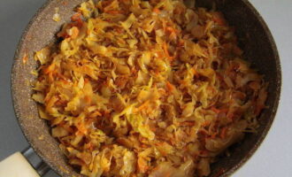 Col·loqueu el xucrut en un recipient. Amaniu la barreja amb sal, sucre i pebre negre mòlt. Afegiu-hi la pasta de tomàquet i sofregiu els ingredients durant 25 minuts sense deixar de remenar.