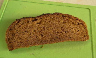 Gupitin ang isang slice ng rye bread sa maliliit na cubes.