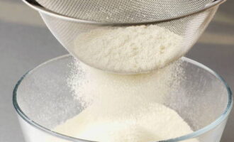 Abans d'afegir la farina al bol, tamisar-la diverses vegades. Això l'eliminarà de les deixalles i la saturarà amb oxigen, i llavors el khachapuri resultarà més airejat. Aboqui la quantitat necessària de refresc a la farina i barregeu. Ara comencem a afegir amb cura la barreja a granel a la barreja líquida, remenant constantment perquè no es formin grumolls. Abans d'afegir la farina al bol, tamisar-la diverses vegades. Això l'eliminarà de les deixalles i la saturarà amb oxigen, i llavors el khachapuri resultarà més airejat. Aboqui la quantitat necessària de refresc a la farina i barregeu. Ara comencem a afegir amb cura la barreja a granel a la barreja líquida, remenant constantment perquè no es formin grumolls.