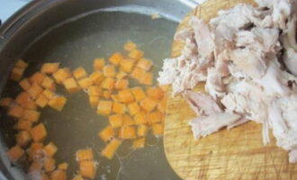 Finhacka den avsvalnade kalkonen och lägg i en vanlig form. Vi lägger också vermicelli här. Koka i ytterligare 5-7 minuter.
