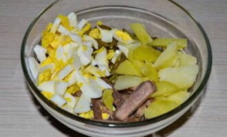 Doe alle ingrediënten in één kom, zout ze, peper ze en meng.