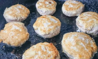 Facem mici cotlet rotunde din carnea tocată rezultată și le prăjim în ulei până apare fardul de obraz.