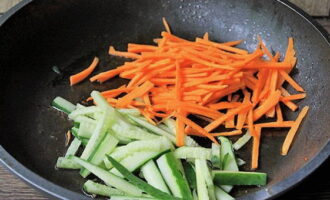 Verwijder de paprika en laat de komkommer- en wortelreepjes zachtjes koken. Verwijder de paprika en laat de komkommer- en wortelreepjes zachtjes koken.