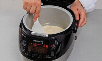 Ibuhos ang kuwarta sa mangkok ng multicooker. Maghurno ng dessert sa loob ng 35 minuto sa 120 degrees. Ang isang espesyal na mode ng pagluluto ay angkop din.