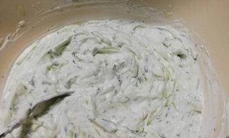 Adăugați sare și ulei de măsline în amestec. Amestecați cu grijă toate produsele până la un amestec omogen.