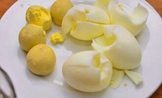 Curățăm ouăle și punem albușurile și gălbenușurile în recipiente separate.