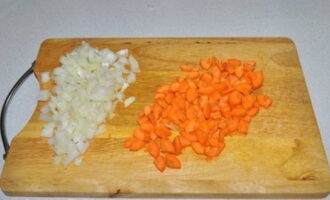 Hoe gestoofde aardappelen koken met stoofpot? Schil de ui en de wortels en hak ze fijn. 