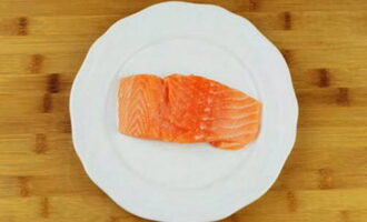 Hur bakar man läckert röd fisk i ugnen? Tina laxen helt, ta bort stora ben.