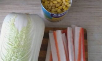 Làm thế nào để chế biến món salad ngon tuyệt vời với bắp cải Trung Quốc? Để ráo nước ngô, rửa sạch bắp cải và luộc chín trứng.