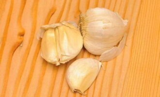 Paano gumawa ng sarsa ng bawang sa bahay? Balatan ang mga clove ng bawang.