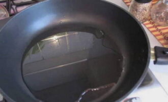 Cum să prepari o garnitură delicioasă pentru pește? Se încălzește ulei vegetal într-o tigaie.