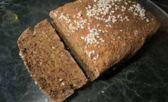 Smakelijk en gezond roggebrood is thuis klaar. Snijd het in plakjes en probeer het!
