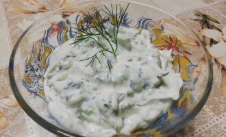 Sosul tzatziki clasic proaspăt și aromat este gata. Servește-l la masă!