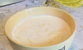 Kindermelksoep met noedels is klaar. Verdeel het in porties en serveer!