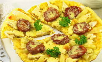 Acum acoperiți din nou tigaia cu un capac și gătiți pizza la foc mediu încă cinci minute. Transferați vasul finit pe o farfurie, tăiați-l în porții și serviți. Poftă bună!