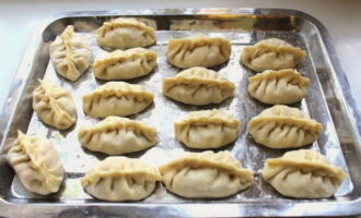 Fem manti neta. Cuineu-los durant 45 minuts a l'olla a pressió o al bany mare.