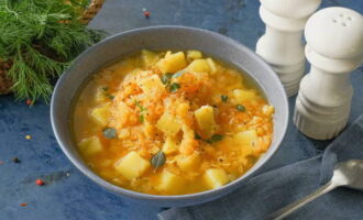 Giet de bereide magere erwtensoep in kommen en serveer voor de lunch met groen. Eet smakelijk!