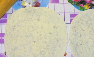 Se încălzește bine tigaia și se prăjește khychin-ul fără ulei pe ambele părți timp de 1-2 minute până se formează pe ele o crustă aurie.