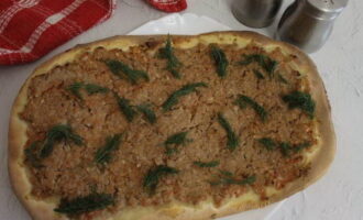 Verwarm de oven voor op 200 °C en bak de lamajo daar gedurende 15 minuten. Bestrooi het hete flatbread met verse peterselie of andere kruiden en serveer. Eet smakelijk!
