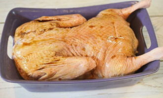 Wrijf de binnenkant van de eend in met het derde deel van de marinade. Verdeel de rest van het mengsel over de buitenkant van de vogel.Laat de eend 40 minuten staan, zodat hij goed doordrenkt is met het mengsel.