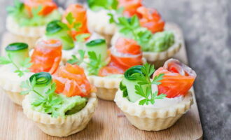 Cuối cùng, chúng tôi trang trí bánh tart bơ với cá đỏ và phô mai sữa đông với những lát dưa chuột thái lát mỏng, rau mùi tây và hạt tiêu hồng. Chúng tôi phục vụ món ăn đã hoàn thành ra bàn như một món khai vị. Chúc ngon miệng!