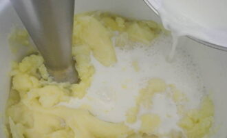 Bullir la llet i abocar-la sobre les patates. També hi afegim una mica de l'aigua de cocció restant i ho batem tot fins a obtenir la consistència desitjada. Si cal, afegiu-hi aigua i sal. Bullir la llet i abocar-la sobre les patates. També hi afegim una mica de l'aigua de cocció restant i ho batem tot fins a obtenir la consistència desitjada. Si cal, afegiu-hi aigua i sal.