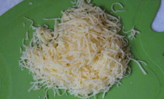 Ratlleu el formatge dur amb un ratllador gruixut. Ratlleu el formatge dur amb un ratllador gruixut.