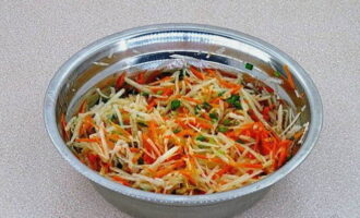 Serveer de salade in een slakom op tafel. Het gerecht kan ook in porties worden verdeeld en in kommen worden geplaatst.
