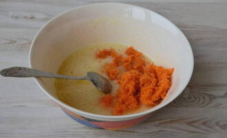 เพิ่มแครอทขูดลงในส่วนผสมไข่ ผสม.