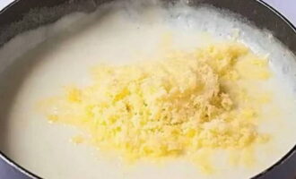 Häll mjölk i rumstemperatur i pannan och, utan att sluta röra, sjuda i ca 4-5 minuter, tillsätt salt efter smak. Tillsätt sedan osten och blanda igen.