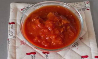 We spoelen de tomaten af ​​met water en maken een kruisvormige snede in elk fruit - giet er kokend water overheen en na 60 seconden - ijswater.Na deze manipulatie verwijdert u eenvoudig de schil, snijdt u het vruchtvlees in kleine blokjes en voegt u het toe aan de rest van de groenten, en laat nog 5 minuten sudderen.