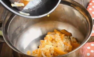 Se încălzește ulei vegetal (50 mililitri) într-o tigaie și se prăjește ceapa și morcovii până se înmoaie la foc mic. Puneți legumele sotate într-o cratiță curată.