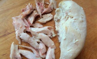 ขั้นแรกต้มอกไก่ในน้ำเกลือ เย็นแล้วหั่นเป็นก้อนหรือแยกเป็นเส้นใย ขั้นแรกต้มอกไก่ในน้ำเกลือ เย็นแล้วหั่นเป็นก้อนหรือแยกเป็นเส้นใย