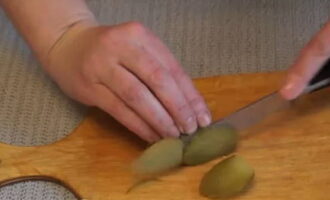 Sa oras na ito, gupitin ang adobo na pipino sa manipis na singsing.