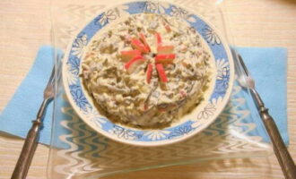 Season ang mga produkto na may mayonesa at ihalo malumanay. Ang isang pampagana na salad sa bahay ay handa na. Ihain nang pinalamig!