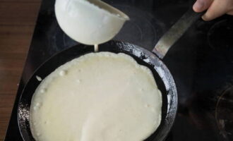 Nu bakar vi tunna pannkakor, smörjer pannan med en liten mängd vegetabilisk olja då och då. Bryn dem bara på ena sidan, men den andra sidan ska vara helt torr. Lägg de färdiga pannkakorna i en bunt på en tallrik. 