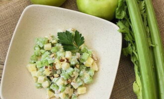Zout de salade nu naar smaak, voeg gehakte sla toe (dit is optioneel), breng op smaak met zure room en meng goed. Versier het afgewerkte gerecht met verse kruiden, bestrooi met de overgebleven walnoten en serveer als voorgerecht of als aanvulling op het hoofdgerecht. Eet smakelijk!
