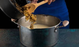 Leg hier de gebakken champignons. Kook ongeveer 5-7 minuten en voeg verse kruiden toe.