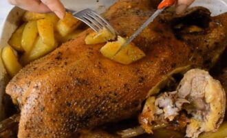 Leg de sappige gans met aardappelen op een bord en serveer met een salade van verse groenten. Eet smakelijk! Leg de sappige gans met aardappelen op een bord en serveer met een salade van verse groenten. Eet smakelijk!