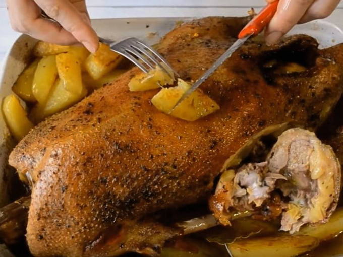 Gans met aardappelen in de oven