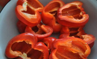 Laten we nu de paprika's klaarmaken voor vulling. Om het met vulling te vullen, moet je eerst al het fruit wassen, droogvegen met een handdoek en in tweeën snijden. Verwijder vervolgens de zaaddoos en de steel. Vul de paprikahelften met gehakt. Laten we nu de paprika's klaarmaken voor vulling. Om het met vulling te vullen, moet je eerst al het fruit wassen, droogvegen met een handdoek en in tweeën snijden. Verwijder vervolgens de zaaddoos en de steel. Vul de paprikahelften met gehakt.