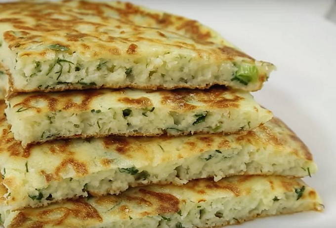 Khachapuri mandrós amb formatge en una paella
