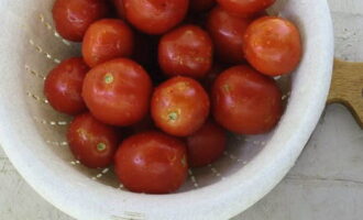 Hoe tomaten met aspirine in potten bereiden voor de winter? Voor het rollen kiezen we dichtere en rijpere tomaten: rijpe, kleine vruchten zonder schade zijn geschikt voor ons. We spoelen de groenten in een stroom water en verwijderen ze van stof.