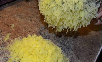 Hoe maak je thuis klassieke aardappelgnocchi? Kook de aardappelen voor, giet het water af en laat afkoelen. Vervolgens maken wij puree op een manier die voor u geschikt is.