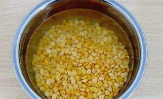 El puré de pèsols és molt fàcil de preparar. Renteu bé els pèsols i ompliu-los d'aigua perquè el líquid pugi uns dos dits per sobre dels llegums. Deixeu-ho en remull durant 1-2 hores a temperatura ambient; si feu remull durant la nit, assegureu-vos de posar els plats a la nevera. 